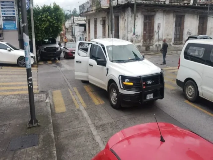 Detención de policías tras balacera en Veracruz Imagen de la balacera en Veracruz con policías detenidos