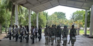 Instrucción de Banda de Guerra del 45 Batallón de Infantería al CBTIS No. 213 Instrucción de Banda de Guerra impartida por el 45 Batallón en Minatitlán