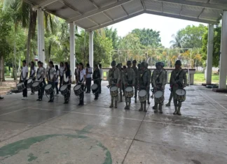 Instrucción de Banda de Guerra del 45 Batallón de Infantería al CBTIS No. 213 Instrucción de Banda de Guerra impartida por el 45 Batallón en Minatitlán