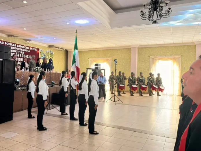 Banda de Guerra del 45 Batallón en la ceremonia de graduación de la UPAV Banda de Guerra UPAV interpretando en la graduación de la UPAV en Minatitlán