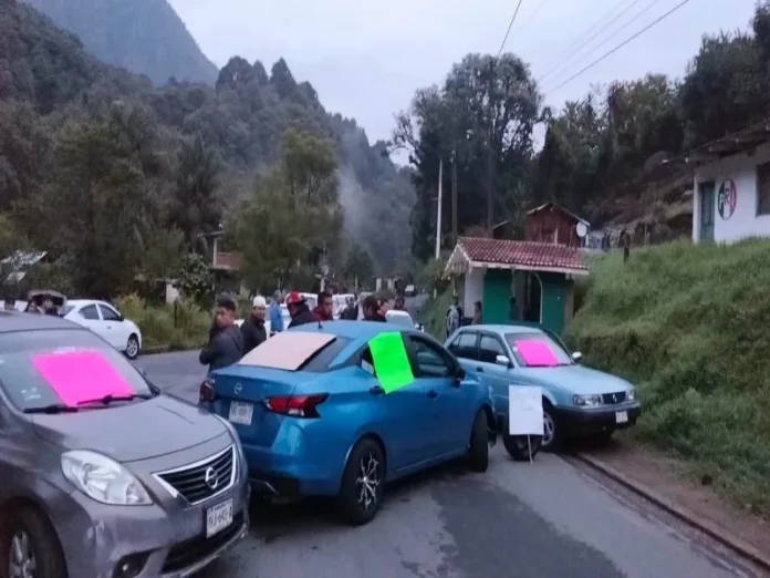 Manifestantes bloquean carreteras en Veracruz exigiendo pavimentación Bloqueos carreteros Veracruz en Ixhuacán y Tantoyuca