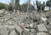 Pakistán bombardea residencia del fundador de los talibanes de Afganistán, usada actualmente como base militar Imagen del bombardeo talibán Kandahar mostrando la destrucción en la base militar
