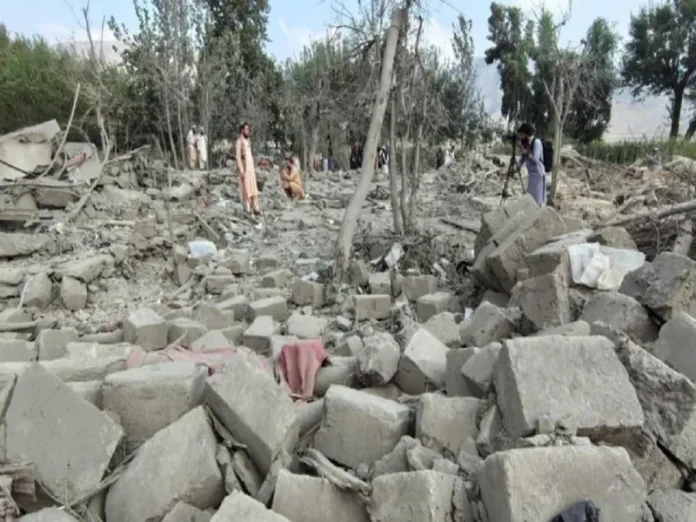 Explosiones en la base militar de Kandahar tras el bombardeo talibán Imagen del bombardeo talibán Kandahar mostrando la destrucción en la base militar