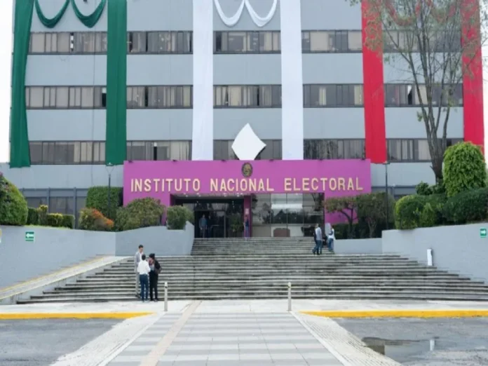 Nuevo esquema de colores del INE tras el cambio de color institucional Imagen del cambio de color institucional del INE con tonos gris, negro y beige
