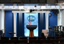 Casa Blanca ignora orden judicial e impide entrada a periodistas de «CNN», «MS NOW» y «Politico» Imagen que muestra a Casa Blanca periodistas siendo impedidos de entrar
