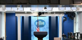 Casa Blanca ignora orden judicial e impide entrada a periodistas de «CNN», «MS NOW» y «Politico» Imagen que muestra a Casa Blanca periodistas siendo impedidos de entrar