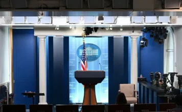 Casa Blanca ignora orden judicial e impide entrada a periodistas de «CNN», «MS NOW» y «Politico» Imagen que muestra a Casa Blanca periodistas siendo impedidos de entrar