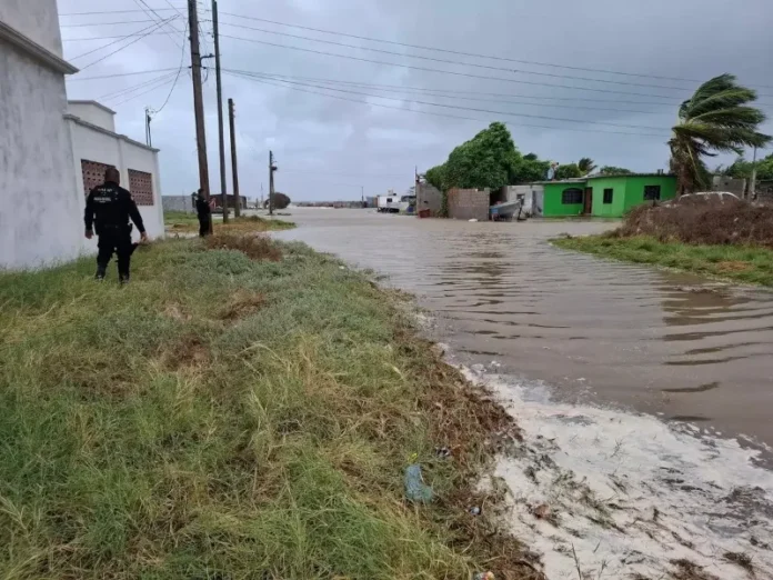 Daños del ciclón San Carlos en el puerto de San Carlos Imagen del ciclón San Carlos inundando el puerto de San Carlos