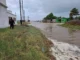 Huracán ‘Polo’: Comondú, Loreto y Mulegé, BCS, en alerta roja; mar comienza a salirse en puerto San Carlos Imagen del ciclón San Carlos inundando el puerto de San Carlos