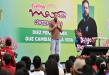 Reportan que el gobierno de Veracruz pagó 864 mil pesos por una conferencia al influencer Diego Ruzzarín; él admite pago de proveedor privado Imagen de la conferencia influencer Veracruz pagada por el gobierno de Veracruz