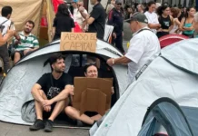 Acampada frente a la Puerta del Sol de Madrid por la crisis de vivienda: «Hay decreto o no nos vamos» Jóvenes protestan contra la crisis de vivienda en Madrid