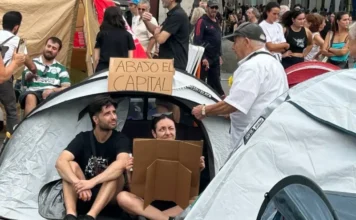 Acampada frente a la Puerta del Sol de Madrid por la crisis de vivienda: «Hay decreto o no nos vamos» Jóvenes protestan contra la crisis de vivienda en Madrid