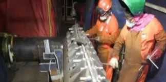 Suman tres días del derrame en el Golfo de México: Pemex reporta avance del 70% en trabajos en el ducto Equipo de buzos trabajando después del derrame en el Golfo