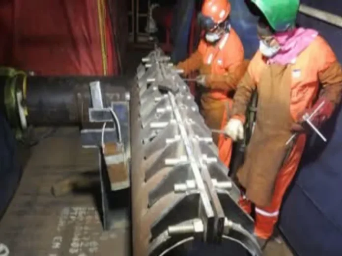 Equipo de buzos trabajando después del derrame en el Golfo