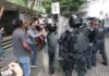Granaderos del gobierno de Veracruz reprimen protesta por falta de agua en Xalapa Imagen del desabasto de agua en Xalapa durante la protesta