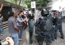 Granaderos del gobierno de Veracruz reprimen protesta por falta de agua en Xalapa Imagen del desabasto de agua en Xalapa durante la protesta