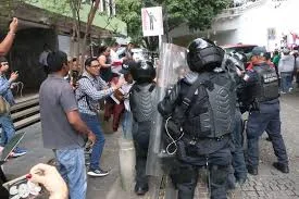 Manifestantes frente a los pozos que generan desabasto de agua Imagen del desabasto de agua en Xalapa durante la protesta