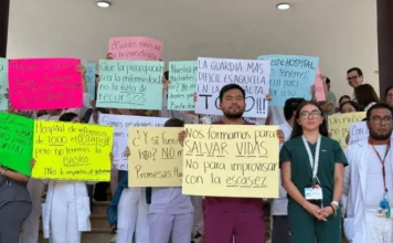 Residentes exigen insumos para atender pacientes en Hospital de Veracruz Residentes protestando contra el desabasto hospitalario en Veracruz