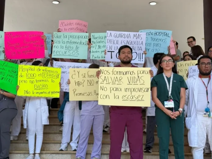 Manifestación de residentes por desabasto hospitalario en el Hospital de Veracruz Residentes protestando contra el desabasto hospitalario en Veracruz