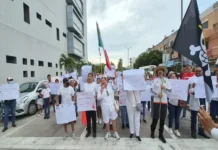 Personal médico y pacientes en Veracruz exigen abastecer hospitales con insumos y medicinas Protesta por desabasto medicamentos Veracruz en el Hospital de Alta Especialidad