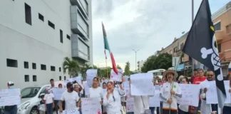 Personal médico y pacientes en Veracruz exigen abastecer hospitales con insumos y medicinas Protesta por desabasto medicamentos Veracruz en el Hospital de Alta Especialidad