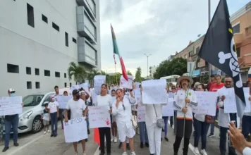 Personal médico y pacientes en Veracruz exigen abastecer hospitales con insumos y medicinas Protesta por desabasto medicamentos Veracruz en el Hospital de Alta Especialidad
