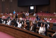 Congreso de Oaxaca aprueba la desaparición del ayuntamiento de Juchitán tras la detención de su presidente municipal Imagen de la sesión del Congreso aprobando la desaparición del ayuntamiento
