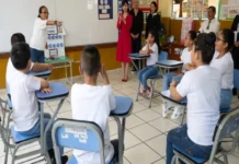 Seis mitos sobre la lenguas de señas que debemos dejar atrás: No es universal ni es mímica Ilustración que muestra los mitos sobre lenguas de señas
