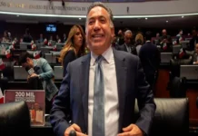 Activistas reúnen más de 19 mil firmas para exigir la destitución del senador Enrique Inzunza Imagen de activistas exigiendo la destitución Inzunza con firmas