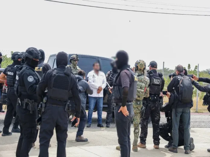 Operativo de la SSPC que detuvo al alcalde de Juchitán y a "La Parca" Imagen de la detención alcalde Juchitán durante el operativo de seguridad
