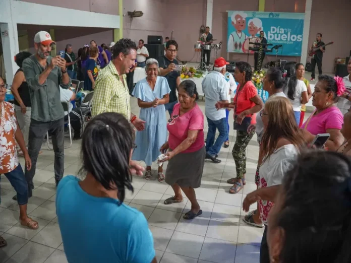 Celebración del Día del Abuelo en Cosoleacaque Imagen del Día del Abuelo con adultos mayores y actividades en Cosoleacaque