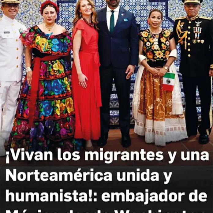 Roberto Lazzeri en su despacho como embajador de México en EE.UU. Fotografía del embajador Lazzeri durante una conferencia de prensa