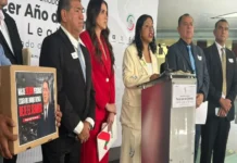 Activistas entregan al Senado 20 mil firmas para exigir el cese de Enrique Inzunza, acusado de narcotráfico en EU Imagen de manifestantes entregando firmas para el cese de Enrique Inzunza