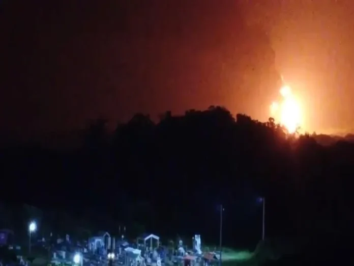 Imagen de la explosión en Jáltipan con columna de fuego y humo