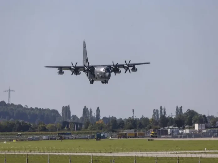 Avión militar transporta a los sospechosos extraditados a Florida Imagen de la extradición de sospechosos del caso Jovenel Moïse