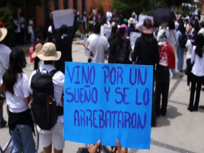 Manifestación de Amnistía por el feminicidio de Claudia Tacoronte Imagen del feminicidio Claudia Tacoronte con mensaje de Amnistía