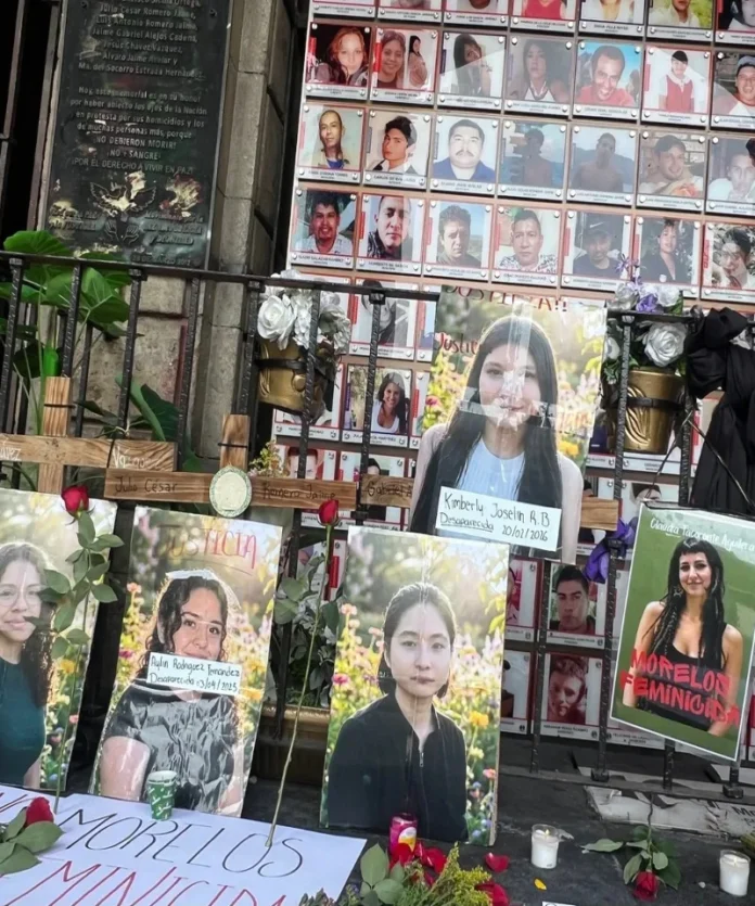 Manifestación de la colectiva contra feminicidios en la UAEM