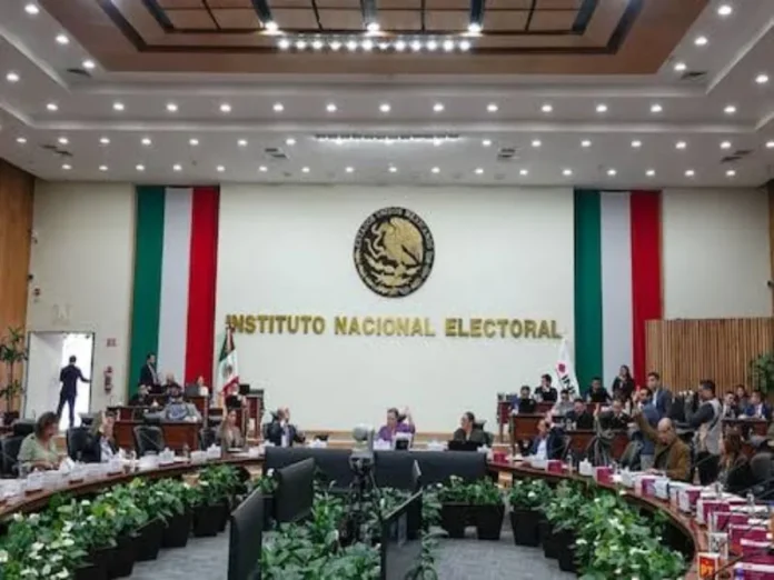 Votantes observando una boleta con marcas sospechosas Imagen que muestra evidencia de fraude electoral en una boleta planchada