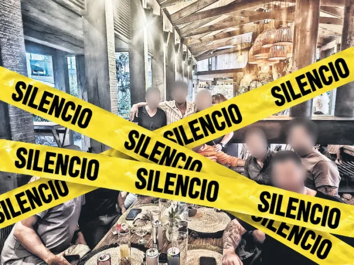 Escena de una fiesta de póker en Valle Bravo bajo sospecha de fraude Imagen que muestra el fraude Valle Bravo durante una reunión de póker