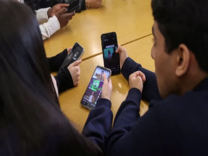 Gobernador de California anuncia la prohibición de funciones adictivas redes sociales Imagen que ilustra la prohibición de funciones adictivas redes sociales en California