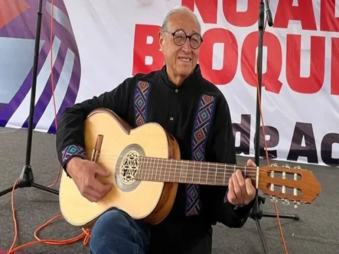 Gabino Palomares durante concierto Retrato de Gabino Palomares, cantautor mexicano de canción de protesta
