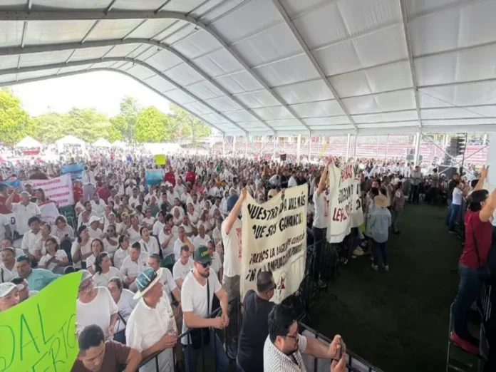Imagen de la gira sheinbaum con manifestantes lanzando abucheos en Colima