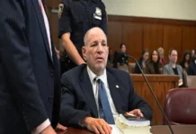 Harvey Weinstein es condenado a 15 años de cárcel tras repetición de juicio por agresión sexual Imagen del momento en que Harvey Weinstein fue condenado por agresión sexual