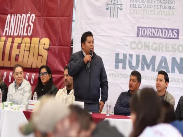 Alcalde de Tecamachalco protestando por homicidio de hijo Manifestación del alcalde exigiendo verdad tras homicidio de hijo