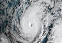 Residentes y visitantes se mantienen alerta en Hawaii ante el paso de «Lowell», uno de los tres huracanes formados en el Pacífico Imagen del huracán Lowell sobre Hawaii con intensas lluvias