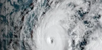 Residentes y visitantes se mantienen alerta en Hawaii ante el paso de «Lowell», uno de los tres huracanes formados en el Pacífico Imagen del huracán Lowell sobre Hawaii con intensas lluvias