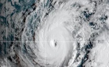 Residentes y visitantes se mantienen alerta en Hawaii ante el paso de «Lowell», uno de los tres huracanes formados en el Pacífico Imagen del huracán Lowell sobre Hawaii con intensas lluvias