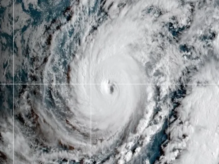 Huracán Lowell sobrevuela Hawaii con vientos de 195 km/h Imagen del huracán Lowell sobre Hawaii con intensas lluvias