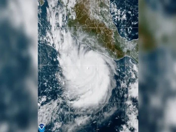 Huracán Polo sobre el océano Pacífico Imagen del huracán Polo acercándose a la costa mexicana