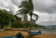 Huracán «Polo» se degrada a categoría 4; esá a 245 km de Manzanillo Imagen del huracán Polo acercándose a la costa del Pacífico